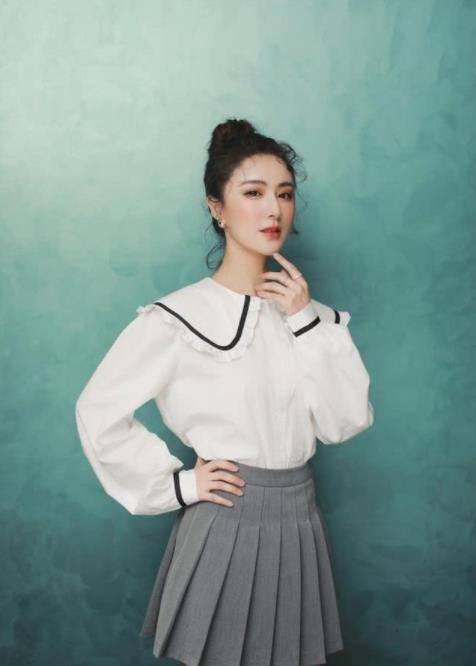 女王|带货女王薇娅现身游乐场，穿粉色T恤宛如少女，和女儿出游像姐妹