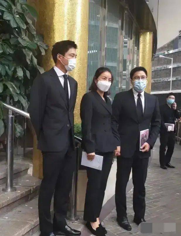 整体|郭晶晶婆婆真爱打扮，总穿的时髦靓丽，反而显得儿媳好老啊!