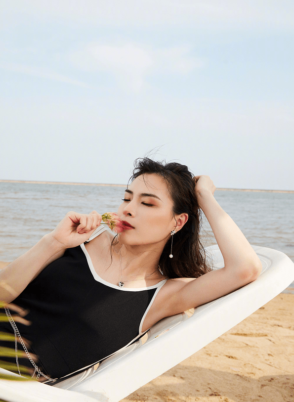 服装|奥运冠军平时也时髦，吴敏霞穿着露腰的衣服，都看到马甲线了
