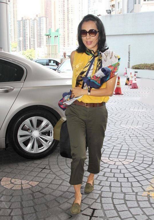 整体|郭晶晶婆婆真爱打扮，总穿的时髦靓丽，反而显得儿媳好老啊!