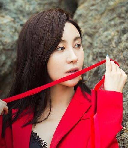 Tian|李菲儿的“花瓶胯”真让人着迷，满当当的“女人味”，谁看都心动