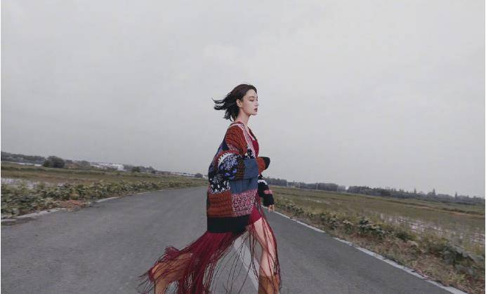 曲线|张馨予罕见晒公路野生大片，放飞自我展现曼妙曲线，身材火辣性感