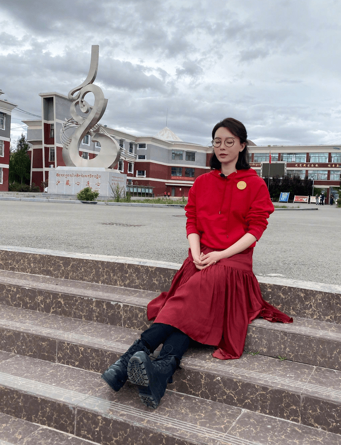 颜色|论色彩驾驭力我只服陈数，克莱因蓝配黑色穿得优雅，私服不输气质