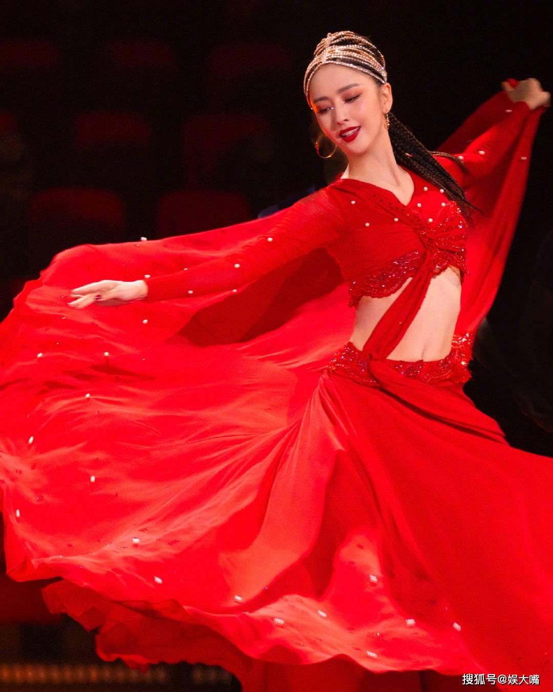 佟丽娅穿舞蹈服太美了，自带舞者灵魂 网友：新疆姑娘不一般！__财经头条