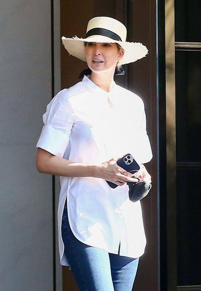 满中来|伊万卡穿白色衬衣搭牛仔帽,身材高挑,气质清新又迷人