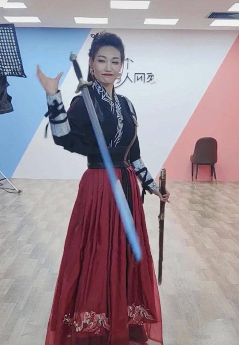 长剑|44岁李梓萌真是宝藏女孩！留长发穿古装如侠女，挥长剑耍帅太可爱
