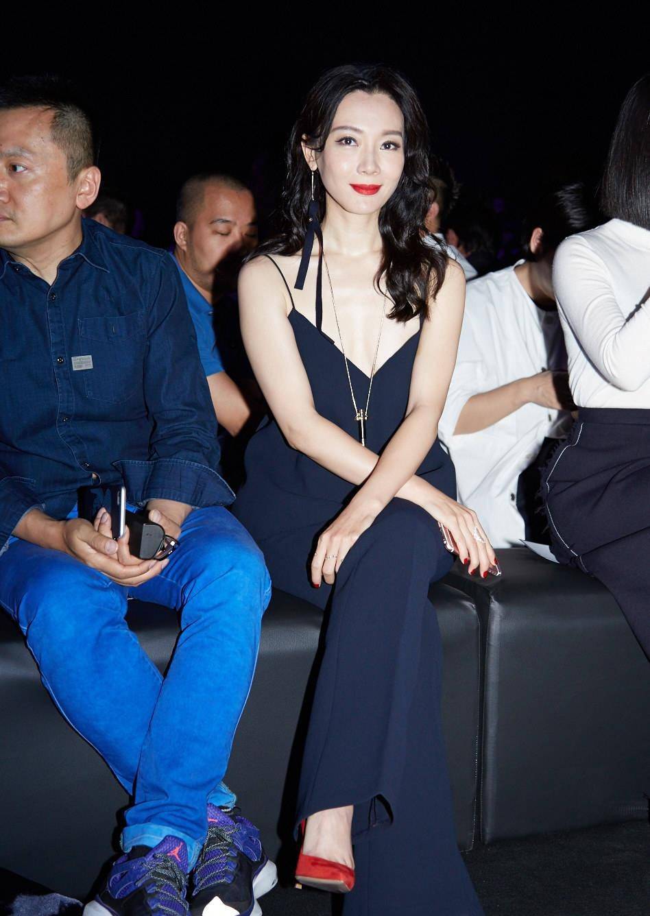 身材|陈数的“骨感”身材真美，吊带搭配西装裤，网友：美得让人心动！