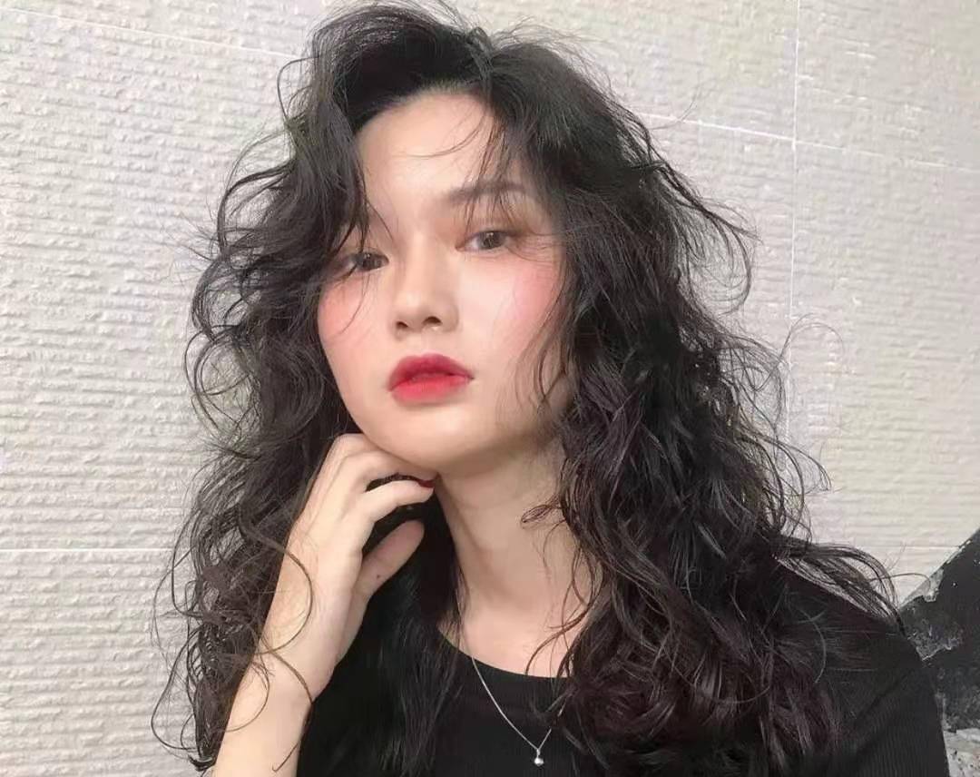 发型|50岁妈妈做什么发型好看？推荐三种风格的减龄发型，尽显成熟风韵