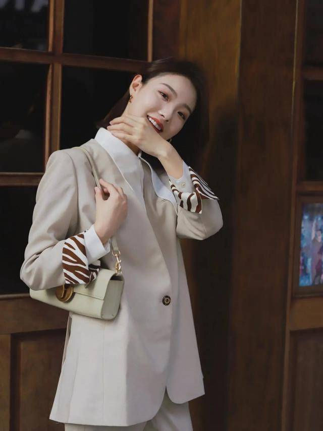 丽人|都市丽人职场西装套装穿搭，简直是为了刚柔并济的女孩专属打造的