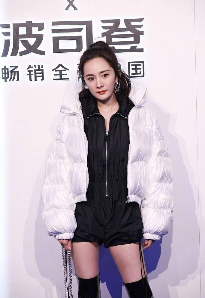 slay|杨幂现身看秀slay全场，罕见连体短裤配6259过膝靴，把风头都抢了