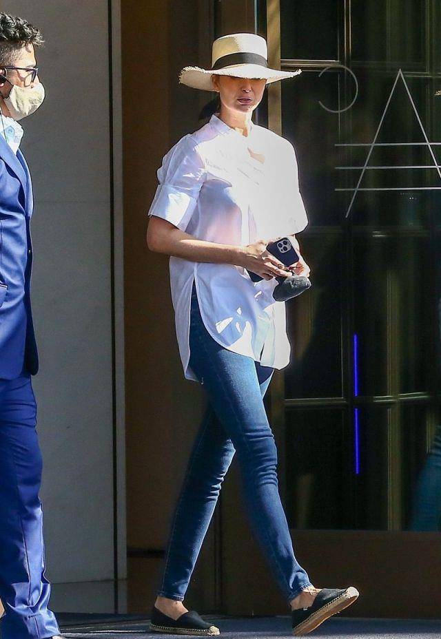 满中来|伊万卡穿白色衬衣搭牛仔帽,身材高挑,气质清新又迷人