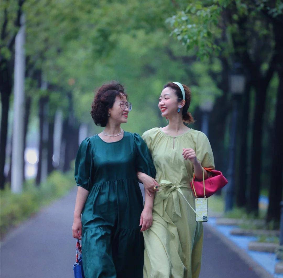 进行|60岁的女人更要穿出气质！这些姐姐的优雅穿搭，时髦高级显年轻