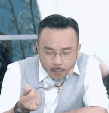 程度|汪小菲带女儿吃早餐,豪华程度“亮瞎”网友:贫穷限制我的想象!