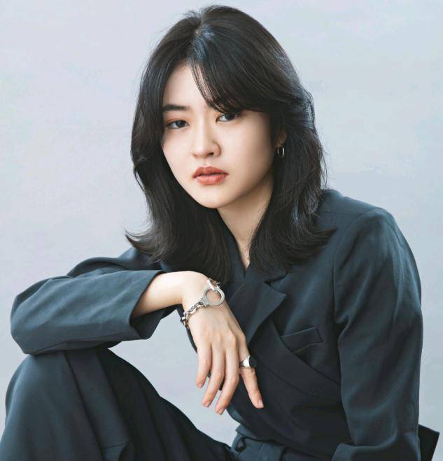 发型|面部太宽的女人如何变美？改变这些细节，显脸小之外还能提升气质
