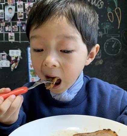 程度|汪小菲带女儿吃早餐,豪华程度“亮瞎”网友:贫穷限制我的想象!