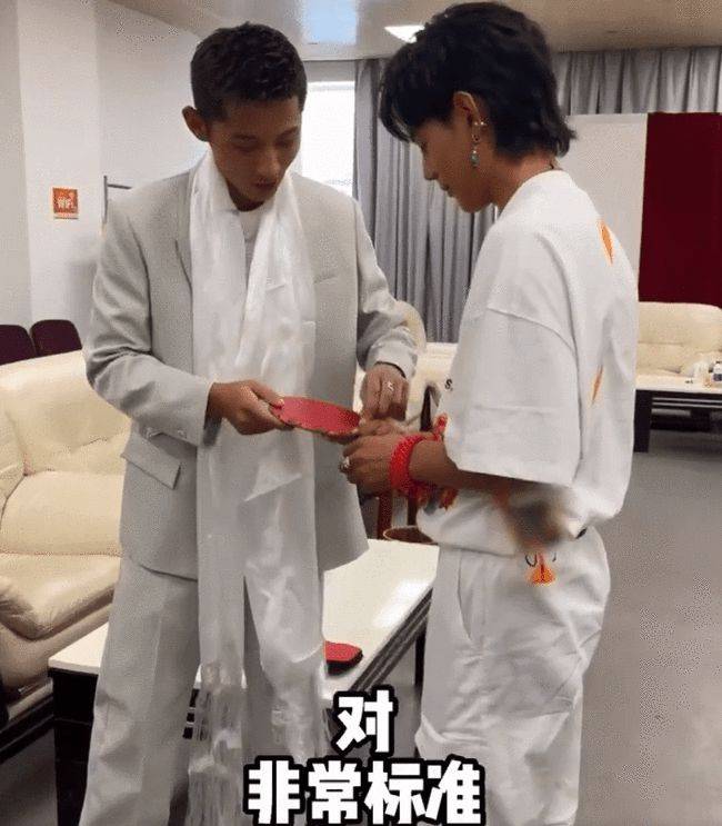 时装|张继科丁真“梦幻联动”，二人白色穿搭太吸睛，高级感肉眼可见
