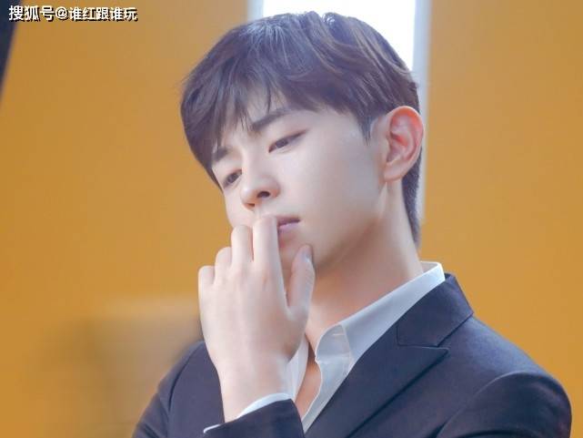 男女|《夜旅人》双人路透,邓伦西服背头精致斯文,倪妮旗袍尽显好身材