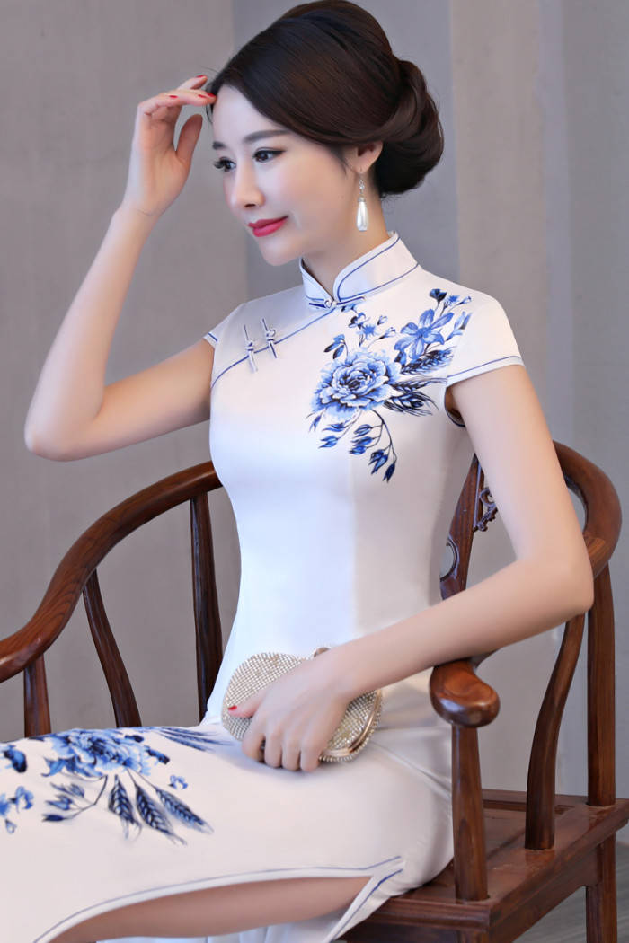 孙俪造型成热点,复古旗袍造型好飒,手拿武器成"特工"