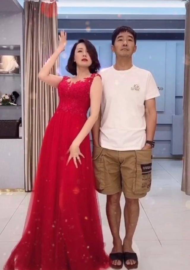 身材|43岁程莉莎美翻了，穿旗袍裙做老板娘看了舒服，直男老公无动于衷