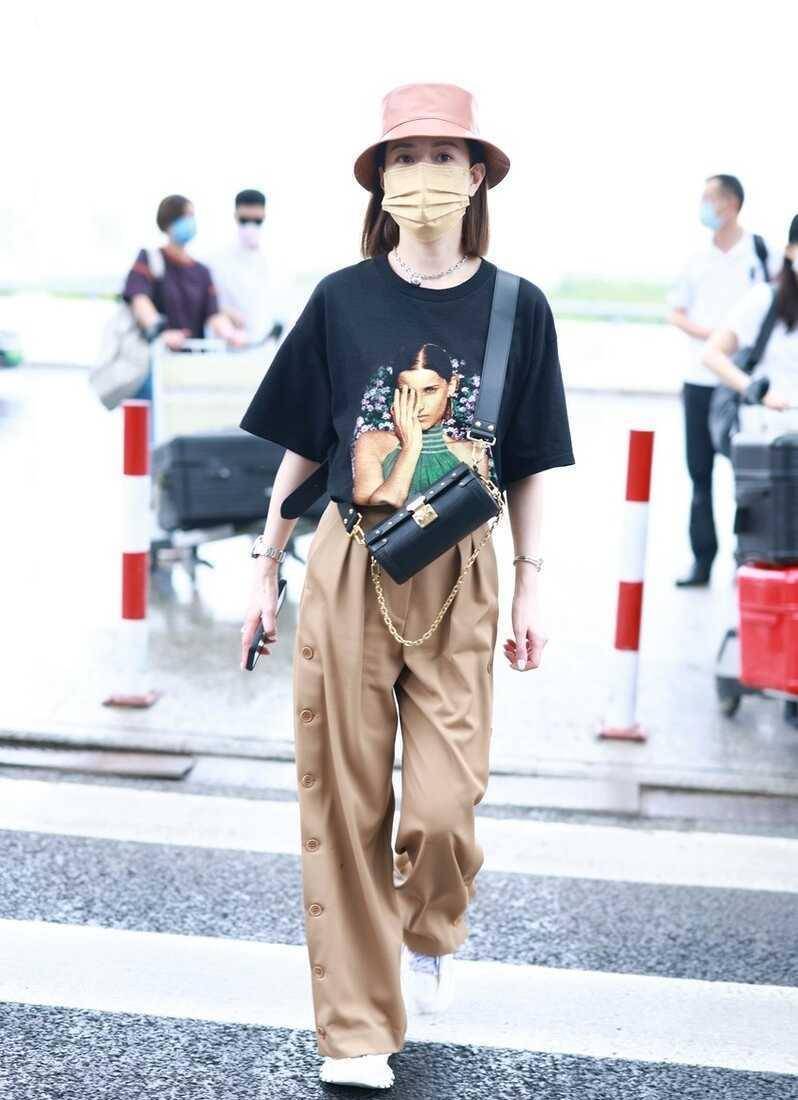 下半身|佘诗曼真是“逆生长”，穿T恤配阔腿裤走机场，哪像75年的