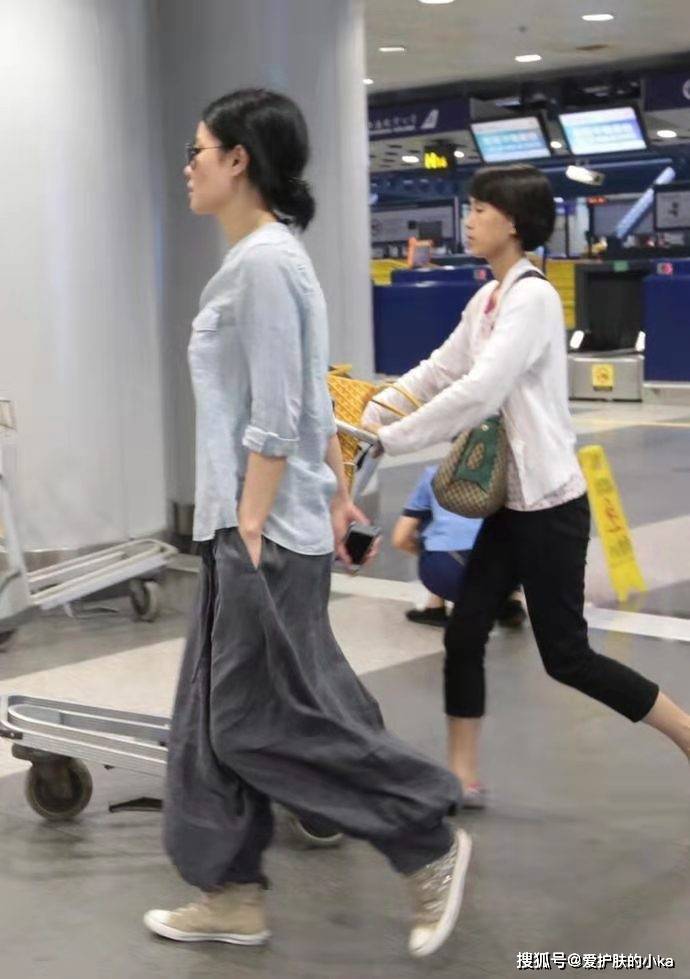 时尚|王菲向来随性惯了，穿宽松居家服就走机场，素颜出行哪像52岁