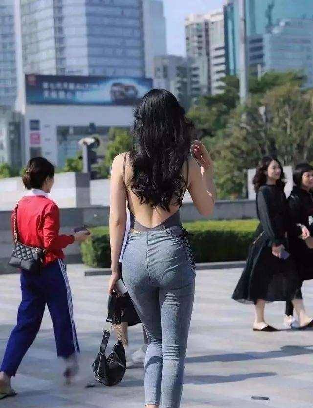 整体|黑色短袖加蓝色百搭打底裤，整体的色调会协调一些，显得小腿细长