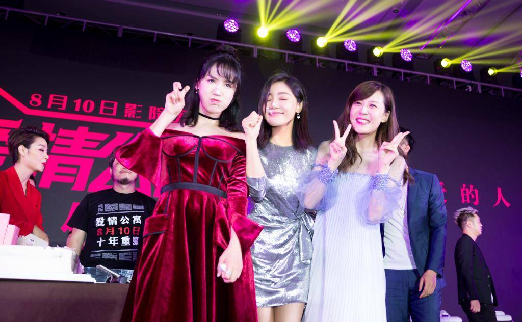 身材|邓家佳单身后变年轻，T恤配红唇自拍太少女，27岁“小姨妈”上线