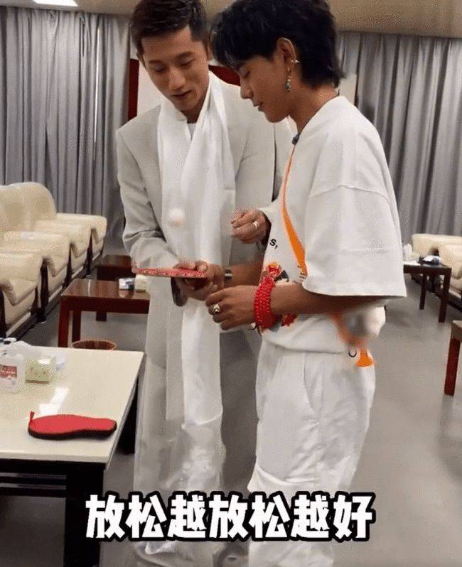 时装|张继科丁真“梦幻联动”，二人白色穿搭太吸睛，高级感肉眼可见