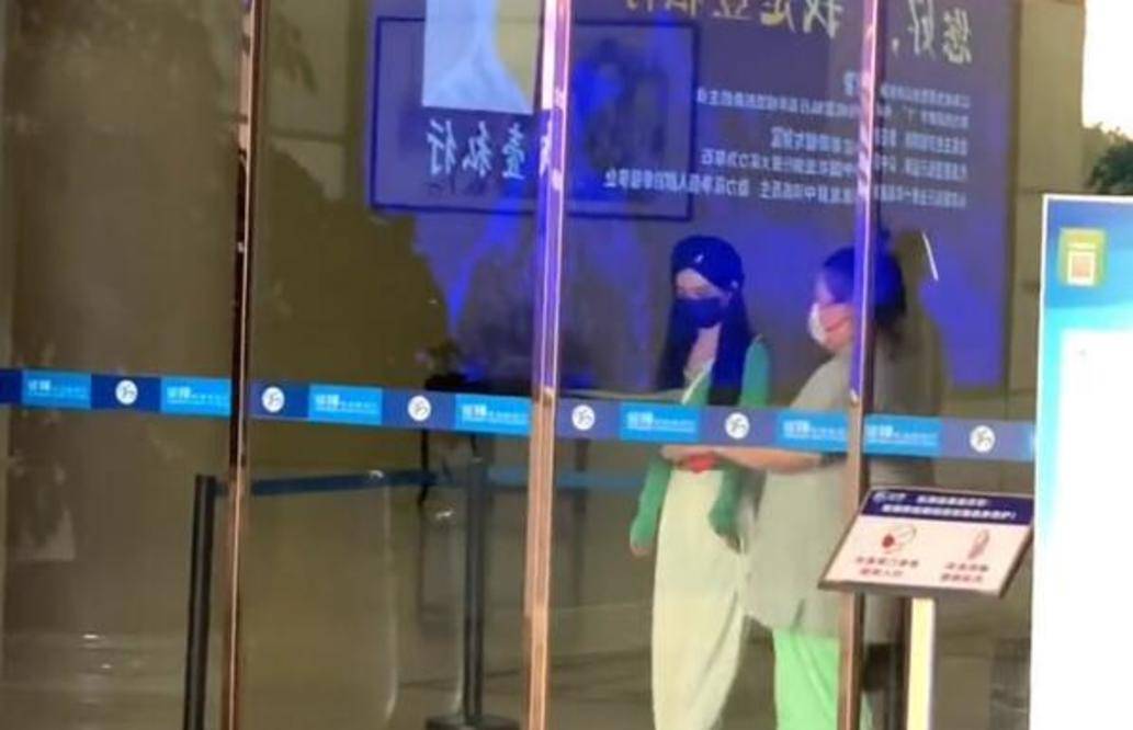 身材|赵丽颖快瘦成麻杆,穿针织衫直筒裤空荡荡,89斤瘦成半个女助理