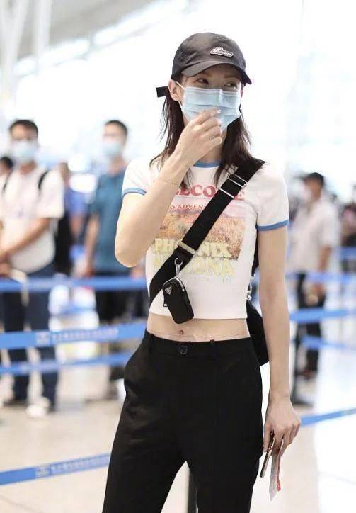 感觉|金晨是不是又瘦了？穿吊带裙感觉都空荡荡的，网友：该增肥了