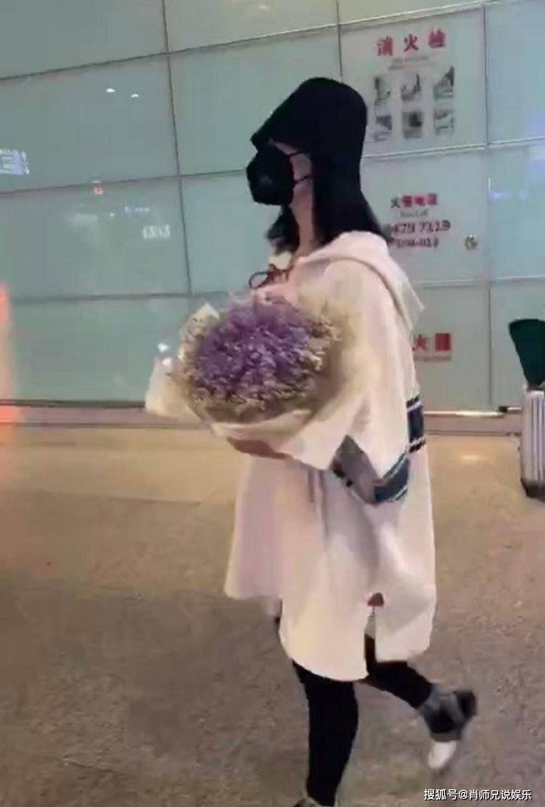 黑色|谢娜二胎后首次现身长沙机场，参与《快本》录制，赵丽颖同日抵达