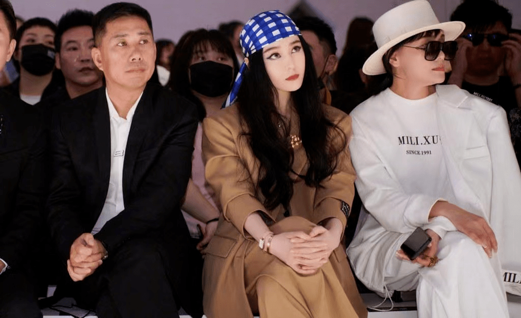 范冰冰|范冰冰才是“骨相美”，蓝色格纹头巾配卡其西装，高级又洋气