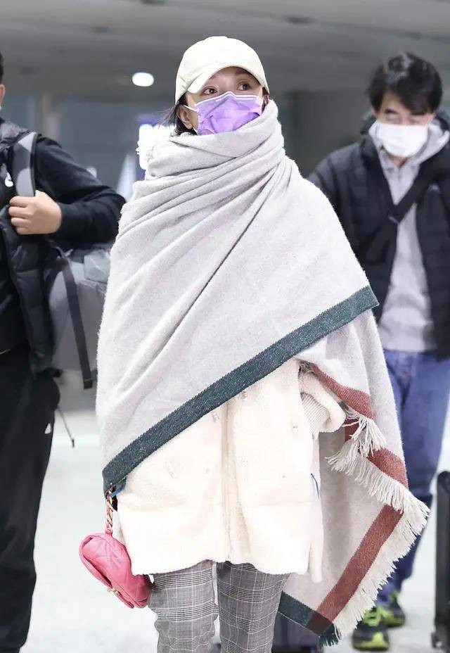 贵妇|46岁周迅走机场真霸气，贵妇披肩穿成大衣，“眼神杀”凌厉又霸气