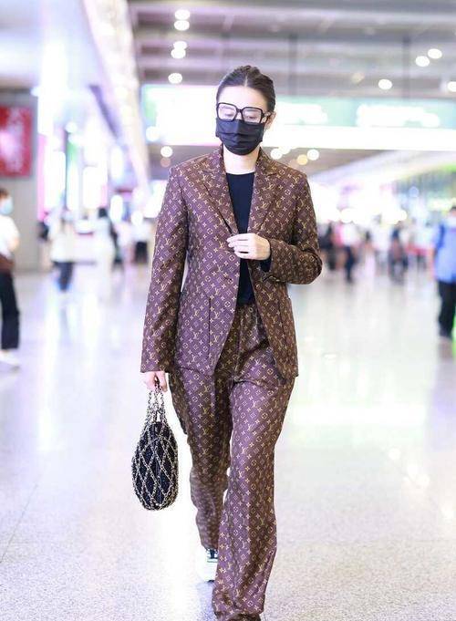 套装|宋佳真大手笔，穿4万大牌西装走机场，“白富美”私服更有看点