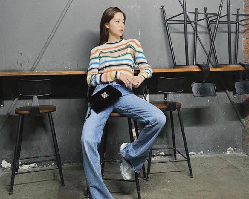 整体|欧阳娜娜终于转变路线,走御姐风撞衫迪丽热巴,两人气质不相上下