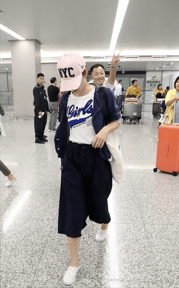 布袋|马伊琍真没明星架子，穿T恤配7分阔腿裤走机场，低调又舒适