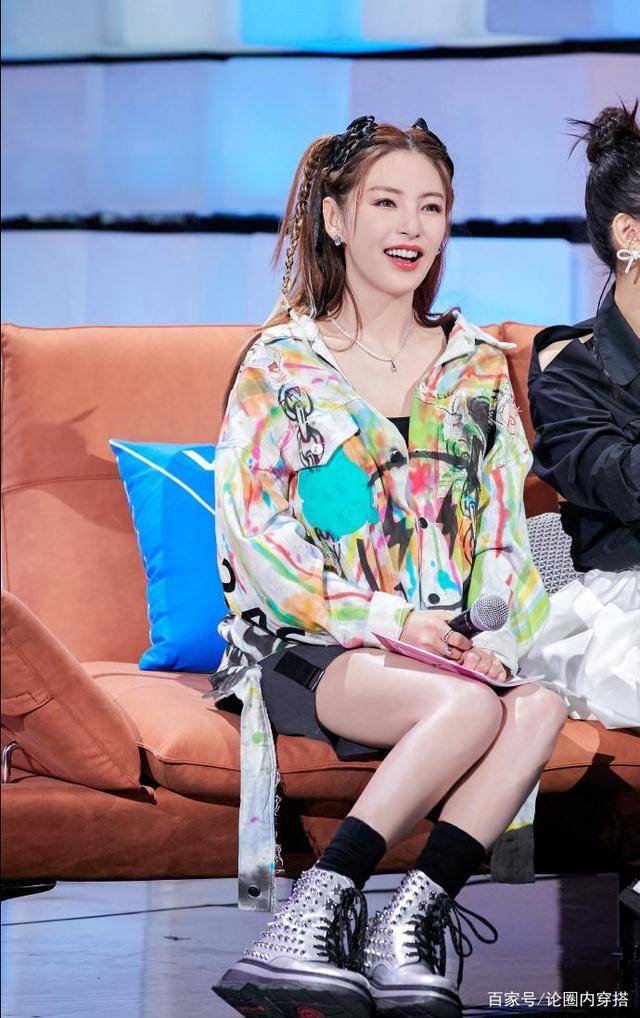 黑色|张雨绮穿衬衫配小短裤，依旧不影响女王气质，一双大长腿很吸睛
