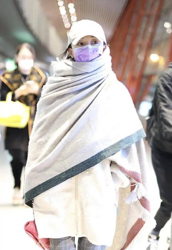 贵妇|46岁周迅走机场真霸气，贵妇披肩穿成大衣，“眼神杀”凌厉又霸气