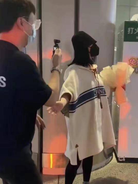 都是娜|谢娜生二胎后正式复工，张杰在家带三个孩子，给娃放漫画超有爱