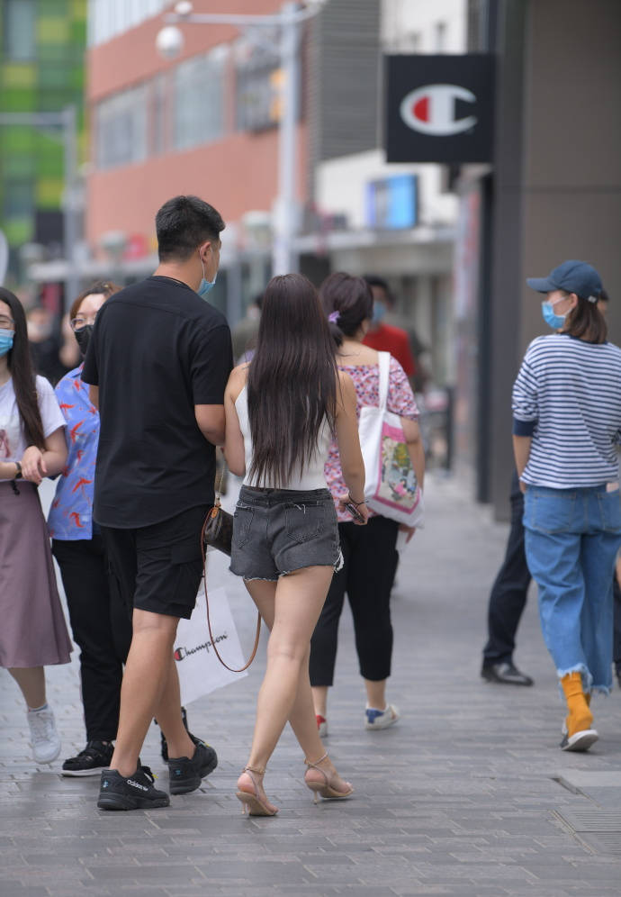 流苏|街拍：小姐姐挂脖无袖上衣，米白色流苏小清新的风格，显成熟魅力