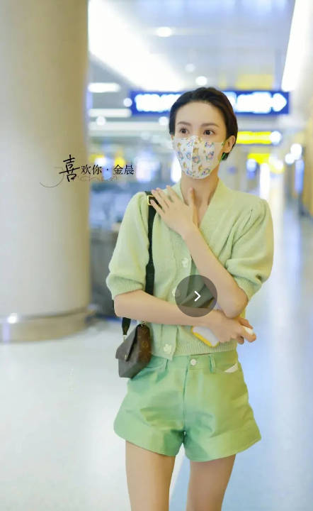 夏天|金晨：太瘦？一身绿色搭配显皮肤白皙，简约又小清新装时髦又凉爽