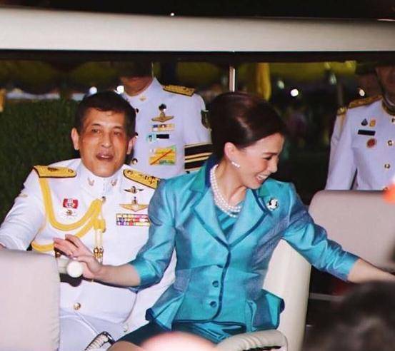 套装|苏提达王后晒Q版插画，穿蓝裙优雅端庄，经典泰式贵族气场！