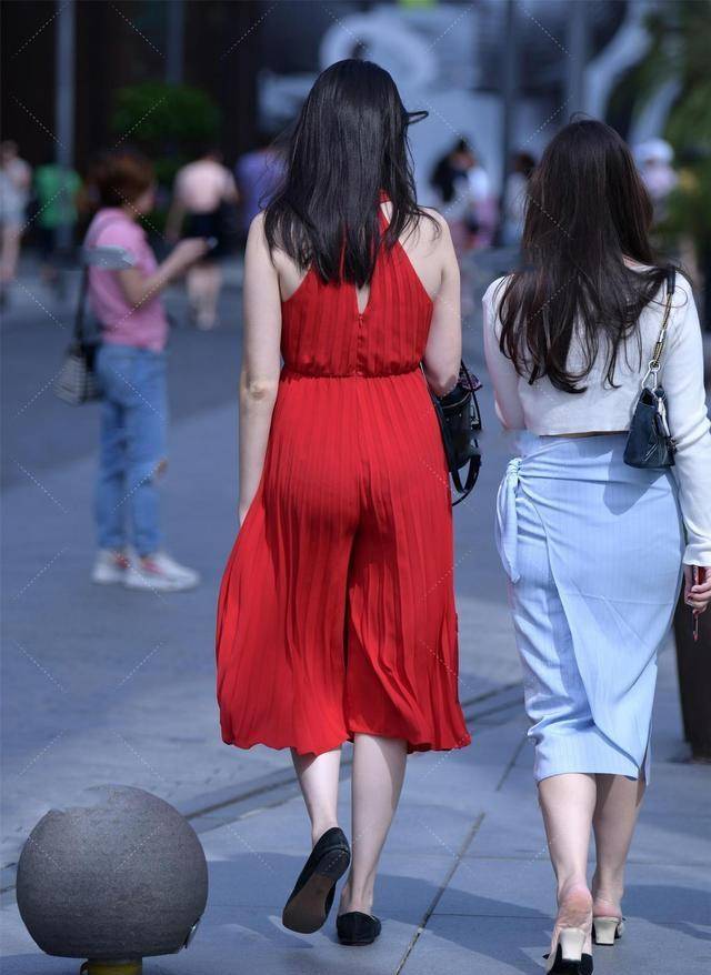 颜色|黑色细带连衣裙，精致又时尚，显得尤为动人
