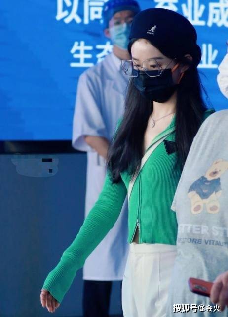 网友|赵丽颖低调现身机场，身穿短上衣大秀好身材，33岁状态不似孩子妈