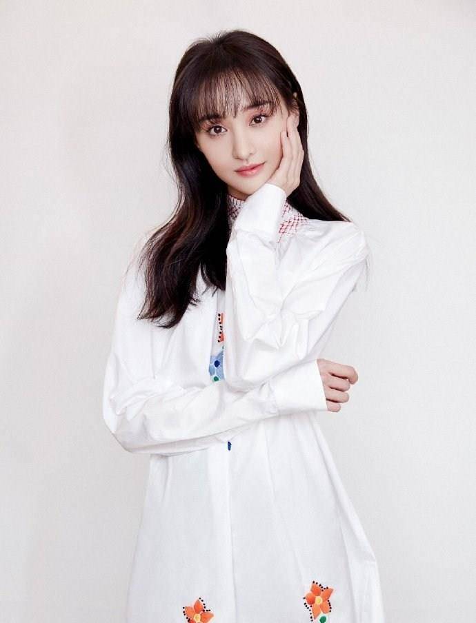 楚雨荨|郑爽终于换风格，穿16985刺绣裙少女感溢出，美成18岁“楚雨荨”