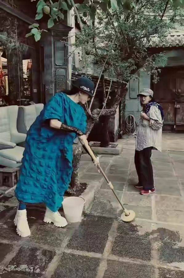 皱纹|杨丽萍老了却不敢素颜，录视频脸磨的没点皱纹，该面对现实了吧！
