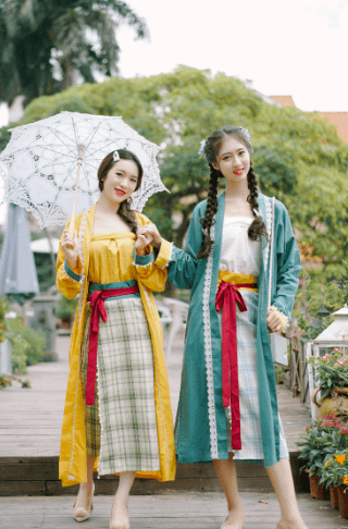 李思思|李思思不愧是央视一姐!穿唐风汉服大秀一字马,气质完全不输董卿