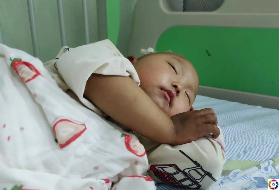 母亲|病房里，10岁哥哥暑假帮妈妈照顾患病的妹妹，看了让人心疼