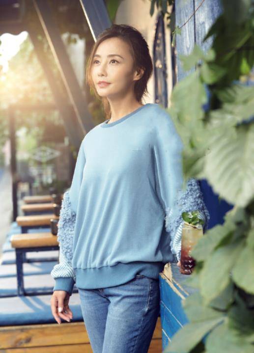 卫衣|马雅舒44岁风韵犹存，穿拼接卫衣减龄时髦，难怪二婚还能嫁富豪