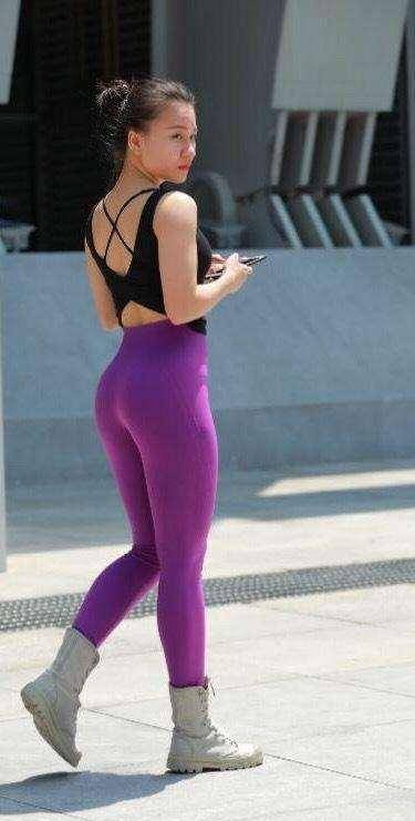 脚踝|黑色个性背心搭配紫色打底裤，超高的显瘦效果，整体穿搭特别加分